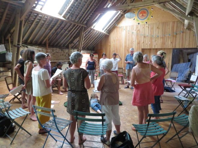 Des danseurs dans la grange