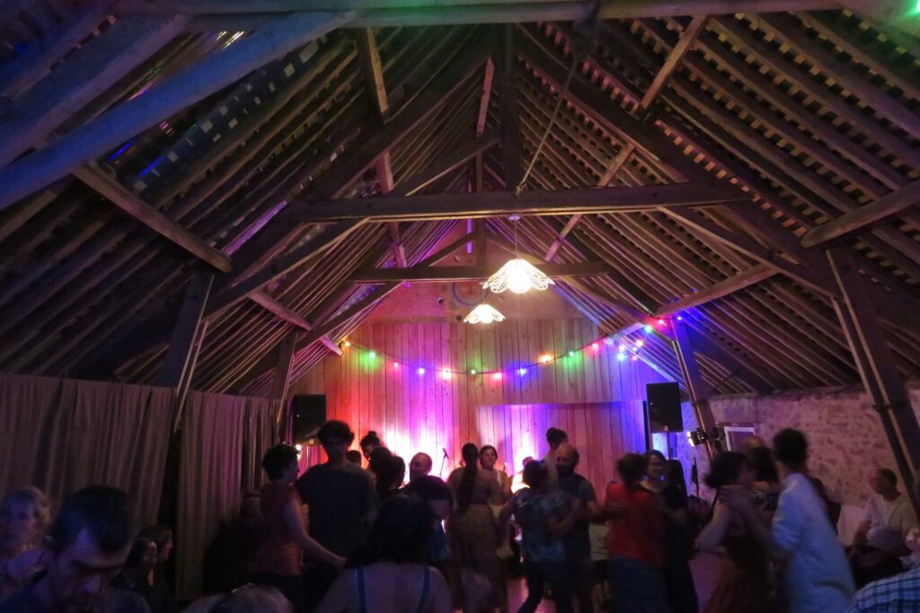 Le public d'un concert dans la grange