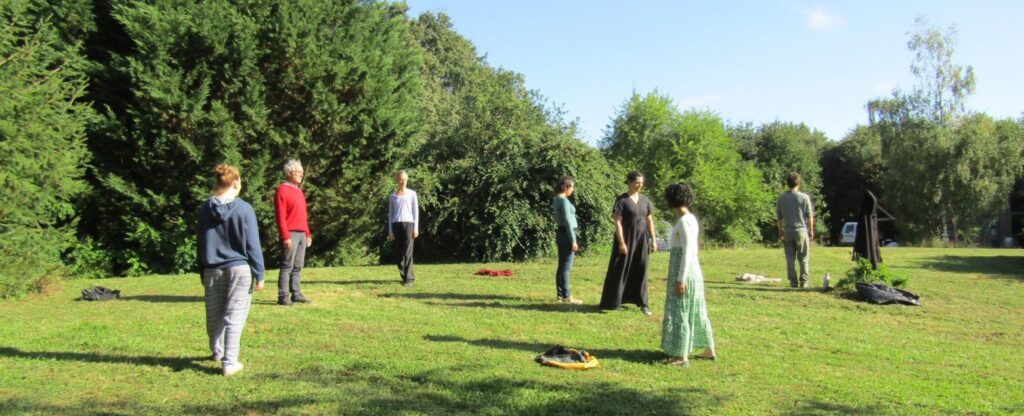 Un groupe dans le verger