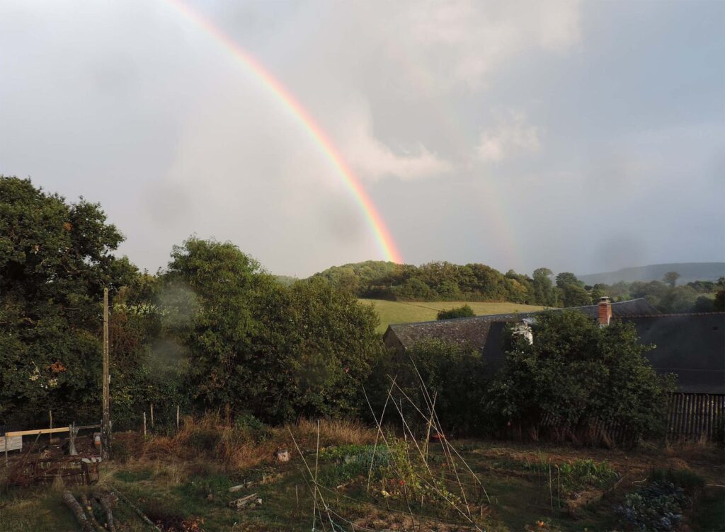 Un arc-en-ciel au-dessus des prairies de la ferme
