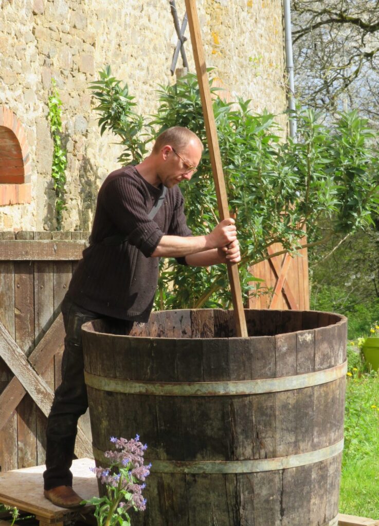 Antoine presse les pommes au pressoir